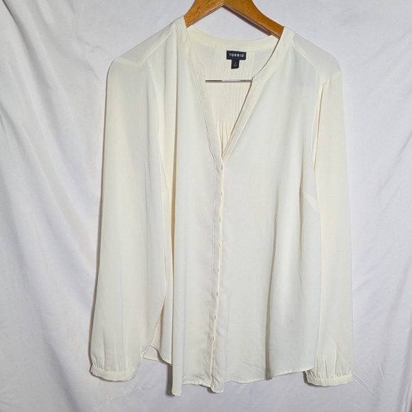 torrid Tops - Women's TORRID Henley Cream Blouse, V-neck, Long Sleeve, Classic,‎ Sz 1